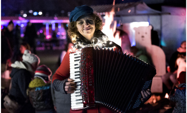 Glow in the park - accordeonist